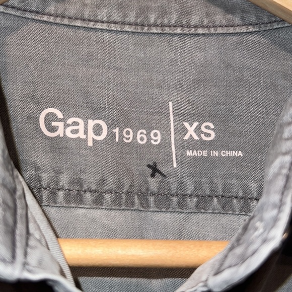 Gap gray lightweight shirt XS button down collared neck cuffs hi low hem loose - Picture 5 of 11